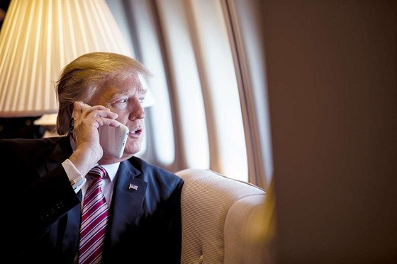 Americký prezident Donald Trump se svého soukromého mobilu nechce vzdát. (26....