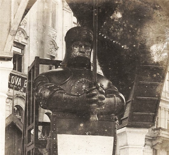 Socha německého rytíře Wehrmanna s mečem byla na brněnské náměstí Svobody...