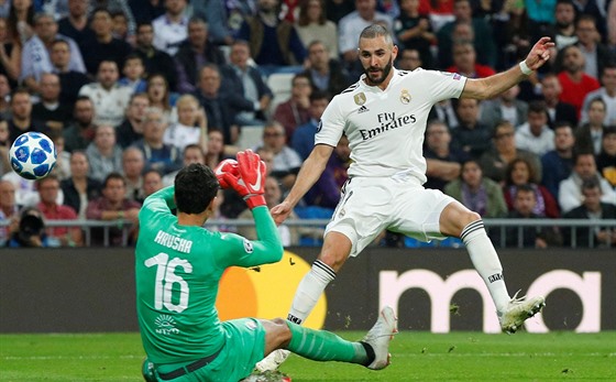 Plzeský branká Ale Hruka zasahuje proti Karimu Benzemovi z Realu Madrid.