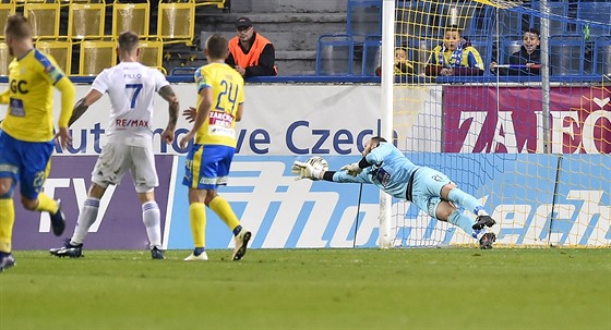 Teplický branká Jakub Divi se marn natahuje po stele ostravského Adama...