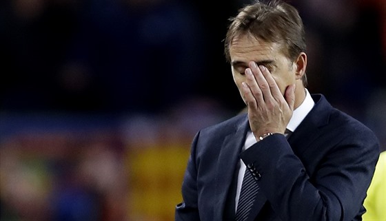 Julen Lopetegui, trenér Realu Madrid, bhem El Clásika v Barcelon.