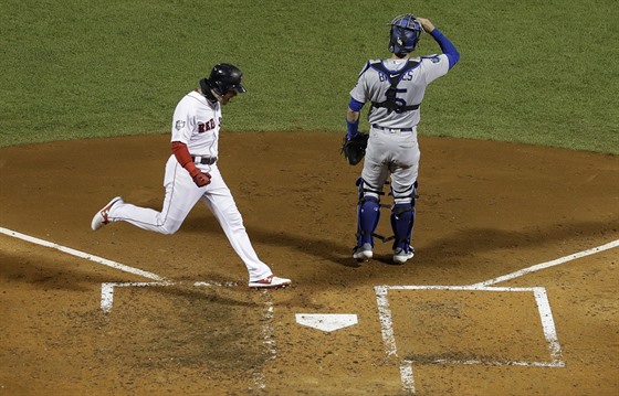 Andrew Benintendi z Boston Red Sox skóruje ve finále Svtové série proti...