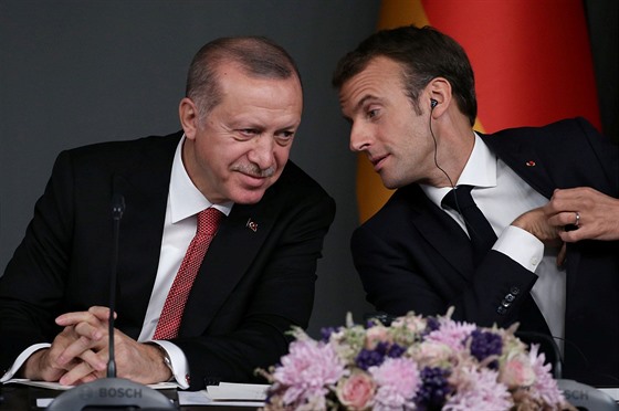 Turecký prezident Recep Tayyip Erdogan a prezident Francie Emmanuel Macron na...