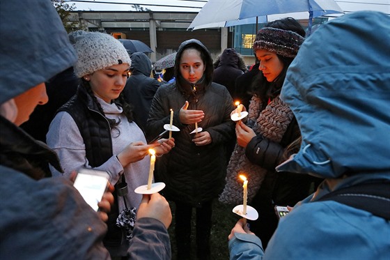 Lidé drí zapálené svíky za obti stelby v synagoze v americkém Pittsburghu,...