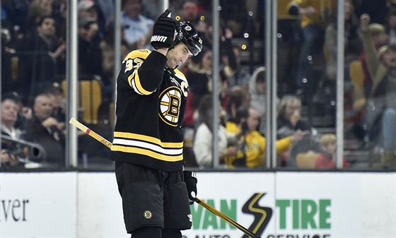 Kapitán Zdeno Chára má radost z gólu za Boston Bruins.