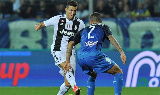 Cristiano Ronaldo z Juventusu kličkuje s míčem před Giovannim Di Lorenzem z...