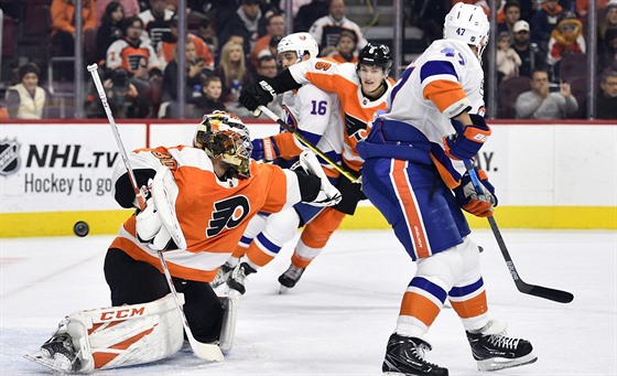 Branká Michael Neuvirth z týmu Philadelphia Flyers zasahuje proti stele...