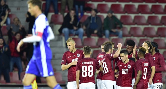 Fotbalisté Sparty se radují z gólu v zápase s Mladou Boleslaví.