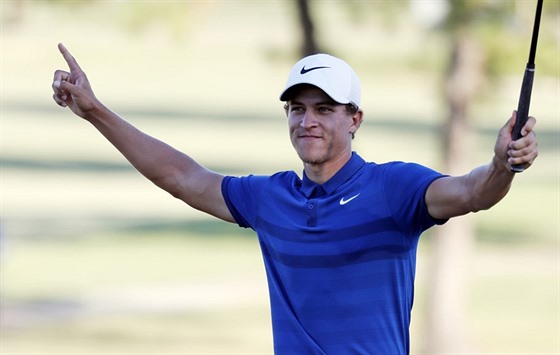 Americký golfista Cameron Champ se raduje z triumfu na turnaji v Jacksonu.