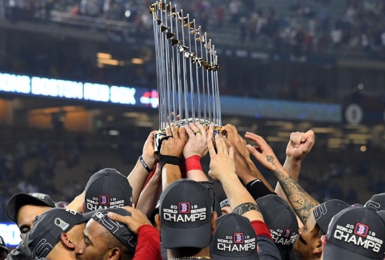 Baseballisté Bostonu se radují s trofejí pro vítze Svtové série.