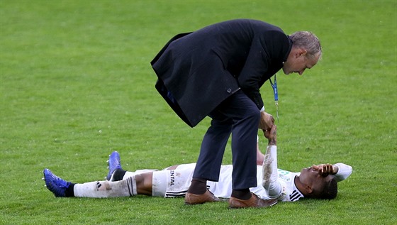 Olomoucký trenér Václav Jílek a hrá� Karviné Adriel D'Avila Ba Loua  po...