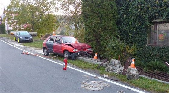 Řidič se v Žulové na Jesenicku nevěnoval řízení a naboural.
