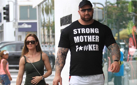 Hafthor Júlíus Björnsson a Kelsey Hensonová (Beverly Hills, 2016)