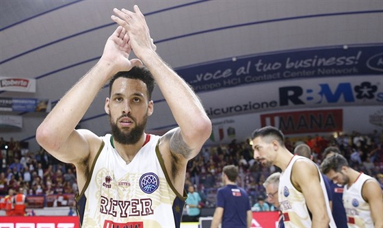 Austin Daye tleská fanoukm Benátek.