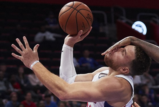 Blake Griffin z Detroitu faulovaný v duelu s Philadelphií