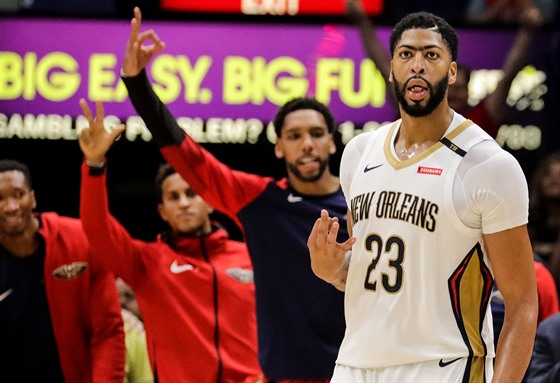 Anthony Davis a jeho spoluhrái z New Orleans oslavují tíbodovou trefu.