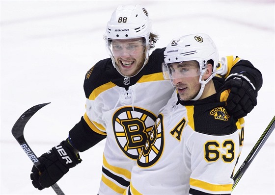 David Pastrák (88) a Brad Marchand (63) oslavují gól Bostonu.