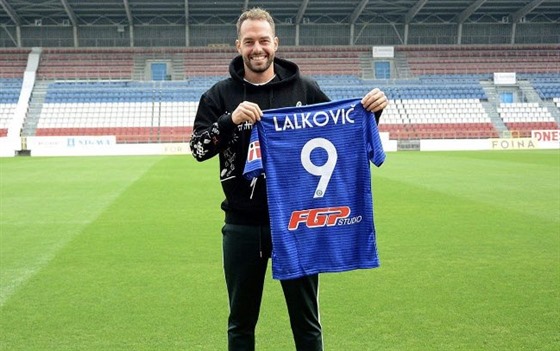 Milan Lalkovi pózuje s dresem Olomouce.