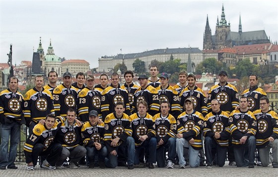 Hrái Boston Bruins v roce 2010 pózovali ped Praským hradem.
