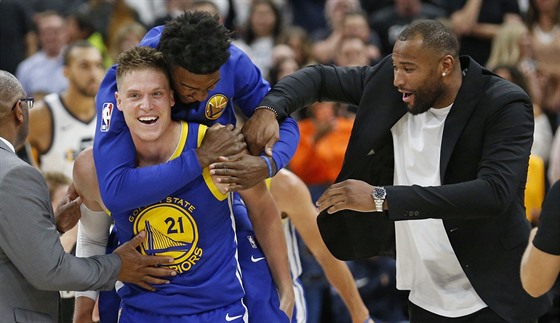 Jonas Jerebko (s íslem 21) z Golden State slaví rozhodující ko proti Utahu.