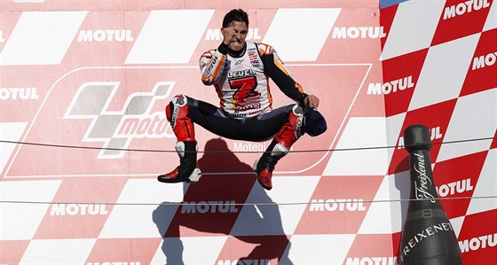 panlský motocyklový jezdec Marc Márquez slaví titul mistra svta.