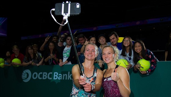 SELFIE, PROSÍM. eské tenistky Barbora Krejíková (vlevo) a Kateina Siniaková...