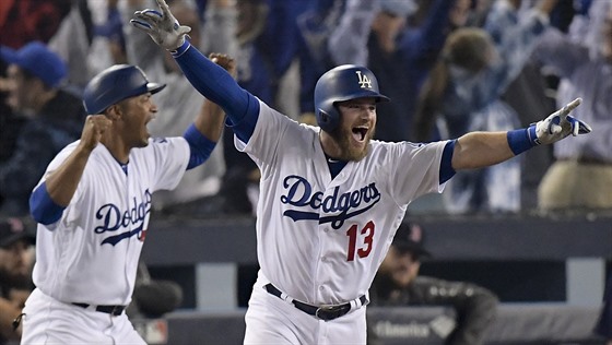 Max Muncy z Los Angeles Dodgers slaví vítzný homerun v nastavení proti Bostonu