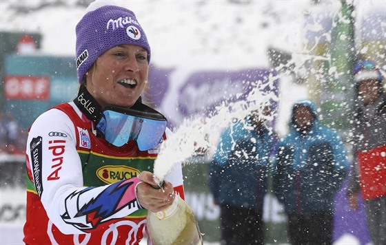 Francouzská lyaka Tessa Worleyová slaví vítzství v obím slalomu v Söldenu