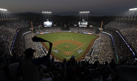 Pohled na tvrté utkání Svtové série MLB mezi baseballisty Los Angeles a...