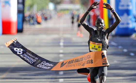 Abraham Kiptum probíhá cílem půlmaratonu ve Valencii