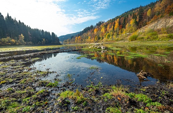 Labská pehrada v Krkonoích je tém bez vody (17. 10. 2018).