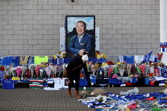 Dáma pokládá kvtiny u stadionu fotbalového Leicesteru a uctívá tak památku...