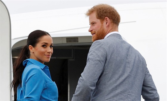 Vévodkyně Meghan a princ Harry na letišti Fua'amotu před odletem z království...