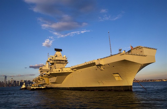 Nejv�t�í britská letadlová lo� v�ech dob HMS Queen Elizabeth kotví v New Yorku....