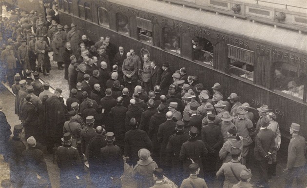 Chcete uctít českou vlajku? Tak vyvěste československou, ale zákon k tomu nepotřebujete