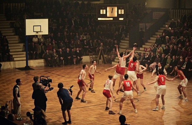 Basketbal je dleitou souástí snímku.