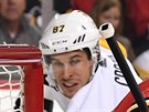 Sidney Crosby z Pittsburghu dává jednu z branek v utkání s Calgary.