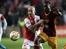 Doumbia z Dukly se snaí odpoutat od slávisty Stocha.