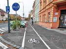 Nedávno zhotovený cyklopruh v Moskevské ulici, který vznikl peplením chodníku...