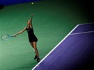 Tenistka Karolína Plíková podává bhem prvního duelu na Turnaji mistry.