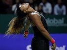 ZKLAMÁNÍ. Japonská tenistka Naomi Ósakaová lituje nepovedeného úderu v...