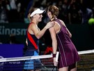 GRATULACE. eská teniska Petra Kvitová gratuluje Dánce Carolin Wozniacké...