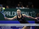 U SÍT. eská tenistka Karolína Plíková vybírá míek v utkání na Turnaji...