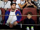 Zranný Lionel Messi piel podpoit Barcelonu v utkání proti Interu Milán.