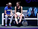 RENNAE RADÍ. eská tenistka Karolína Plíková (vpravo) pijímá rady od od své...
