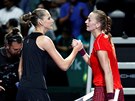 GRATULACE. eská tenistka Petra Kvitová (vpravo) gratuluje Karolín Plíkové k...