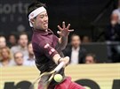 Japonec Kei Niikori hraje forhend ve finále turnaje ve Vídni.