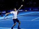 výcar Roger Federer podává ve finále turnaje v Basileji na Rumuna Maria Copila.