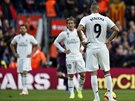 Zkoprnlí fotbalisté Realu Madrid smutní po inkasovaném gólu ve slavném El...
