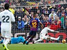 Obrana Realu Madrid kapituluje v utkání panlské ligy proti Barcelon.